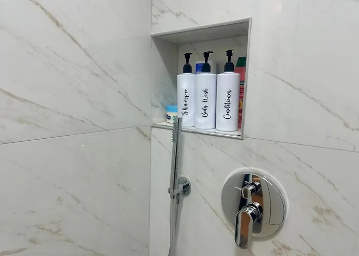 Enia's Center - 30 Meters From Skanderbeg Square Appartamento